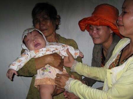 Bị xe tải cuốn xuống gầm, một phụ nữ tử vong - 2