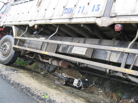Bị xe tải cuốn xuống gầm, một phụ nữ tử vong - 1
