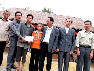 Quà Nhân ái đến với "cậu bé dân tộc thiểu số cứu 2 em nhỏ" - 1