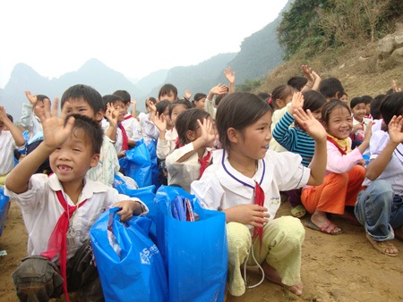 Học trò Tân Hóa trở lại trường trong sự hỗ trợ của cộng đồng - 9 Học trò Tân Hóa trở lại trường trong sự hỗ trợ của cộng đồng - 9