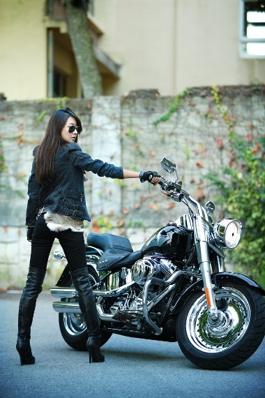 “Chân dài” diễn với xế khủng - 6