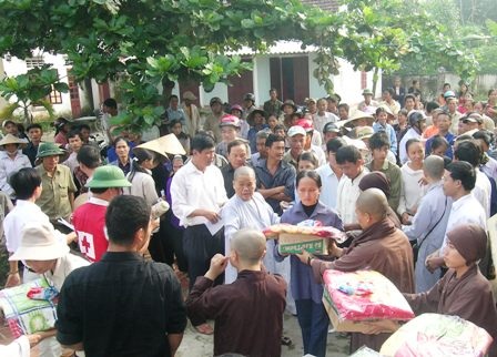 Phật giáo tỉnh TT-Huế cứu trợ lũ lụt tại Quảng Bình và Hà Tĩnh - 1