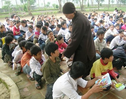 Phật giáo tỉnh TT-Huế cứu trợ lũ lụt tại Quảng Bình và Hà Tĩnh - 2