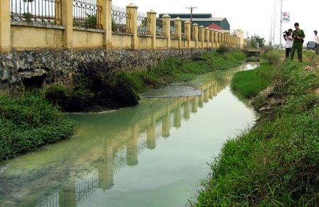 Bắt quả tang Công ty Sơn Hà xả thải chưa qua xử lý ra môi trường - 1 Bắt quả tang Công ty Sơn Hà xả thải chưa qua xử lý ra môi trường - 1