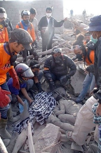Cận cảnh sóng thần, núi lửa tàn phá Indonesia - 12