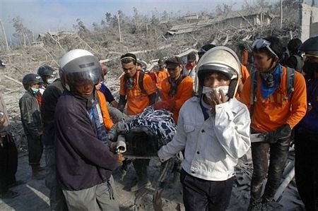 Cận cảnh sóng thần, núi lửa tàn phá Indonesia - 13