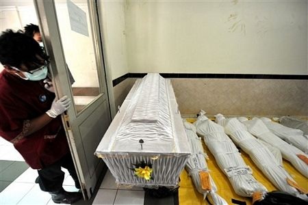 Cận cảnh sóng thần, núi lửa tàn phá Indonesia - 10