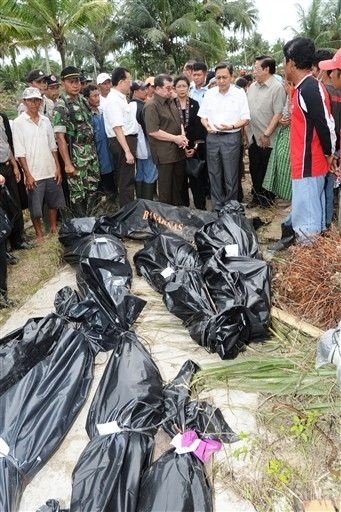 Cận cảnh sóng thần, núi lửa tàn phá Indonesia - 7