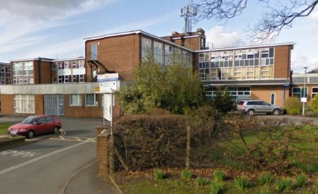 Anh: Thêm một trường cấm nữ sinh mặc váy - 2