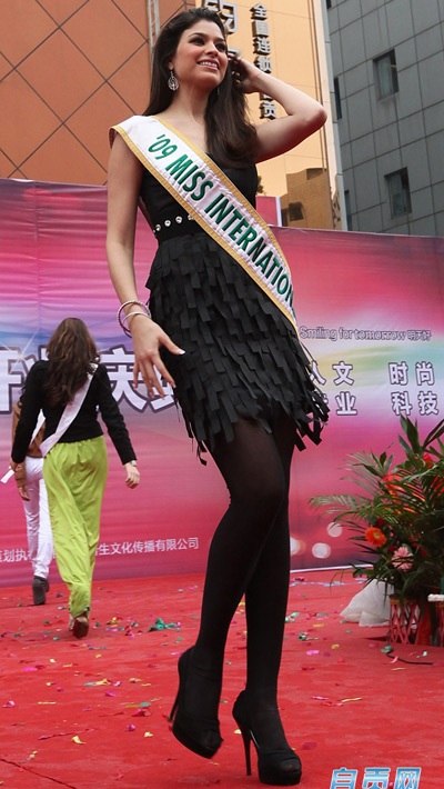 Người đẹp Hoa hậu Quốc tế thăm viện nhi và bảo tàng khủng long - 12