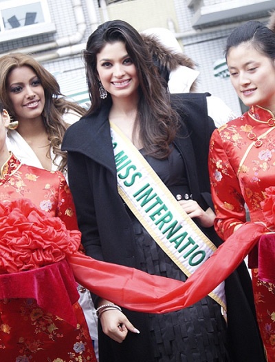 Người đẹp Hoa hậu Quốc tế thăm viện nhi và bảo tàng khủng long - 4