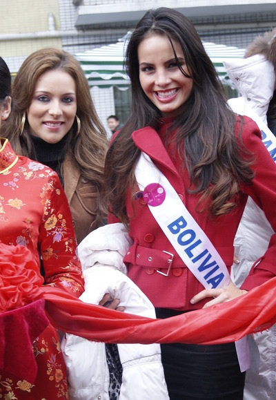 Người đẹp Hoa hậu Quốc tế thăm viện nhi và bảo tàng khủng long - 1