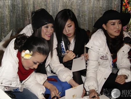 Người đẹp Hoa hậu Quốc tế thăm viện nhi và bảo tàng khủng long - 15