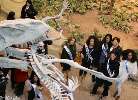 Người đẹp Hoa hậu Quốc tế thăm viện nhi và bảo tàng khủng long - 27