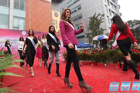 Người đẹp Hoa hậu Quốc tế thăm viện nhi và bảo tàng khủng long - 11