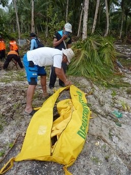 Hơn 400 người Indonesia chết vì thảm họa kép, vùng sóng thần đón hàng cứu trợ - 4