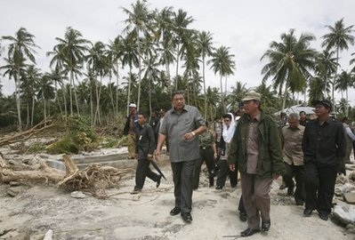 Hơn 400 người Indonesia chết vì thảm họa kép, vùng sóng thần đón hàng cứu trợ - 2