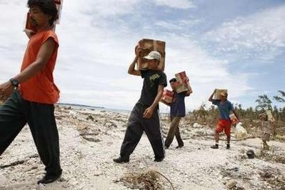 Hơn 400 người Indonesia chết vì thảm họa kép, vùng sóng thần đón hàng cứu trợ - 3