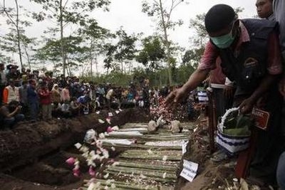 Hơn 400 người Indonesia chết vì thảm họa kép, vùng sóng thần đón hàng cứu trợ - 5