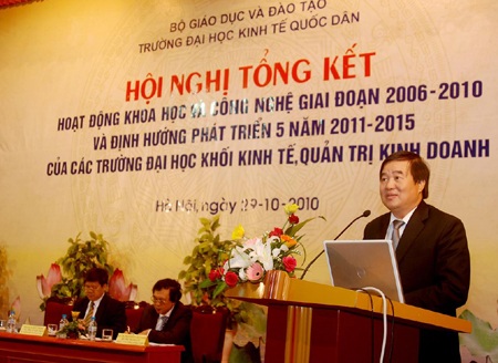 5 năm, không thêm giáo sư nào trong khối kinh tế, quản trị - 1