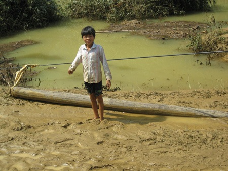 Chuyện của những người bơ vơ sau lũ - 4