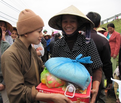 Mang nụ cười đến với bà con vùng lũ - 10