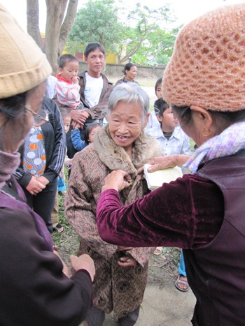 Mang nụ cười đến với bà con vùng lũ - 11