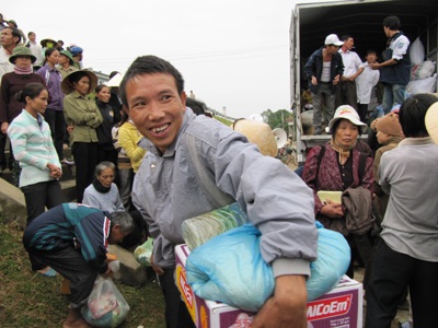 Mang nụ cười đến với bà con vùng lũ - 13