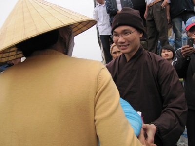 Mang nụ cười đến với bà con vùng lũ - 12