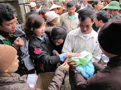 Mang nụ cười đến với bà con vùng lũ - 14