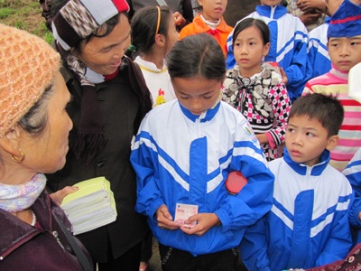 Mang nụ cười đến với bà con vùng lũ - 5