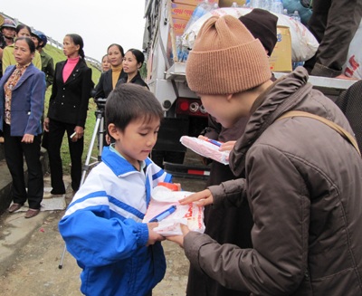 Mang nụ cười đến với bà con vùng lũ - 6