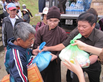 Mang nụ cười đến với bà con vùng lũ - 8