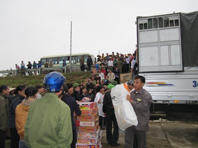 Mang nụ cười đến với bà con vùng lũ - 2