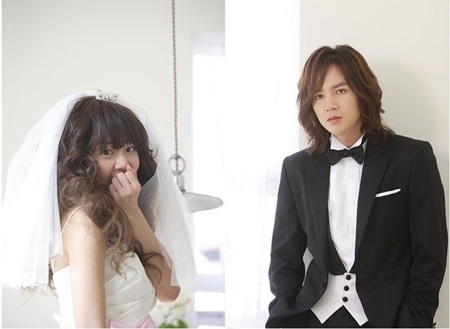 Jang Geun Seok và Moon Geun Yeong khoe ảnh cưới - 1 Jang Geun Seok và Moon Geun Yeong khoe ảnh cưới - 1