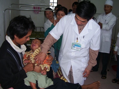 Hai đứa trẻ mất mẹ trong lũ phải nhập viện vì kiệt sức - 1