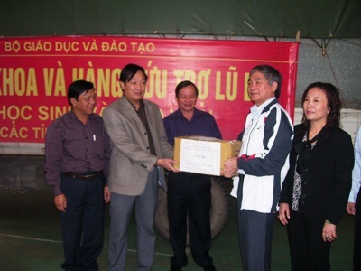 Quà nhân ái tiếp tục đến với dân vùng lũ Hà Tĩnh - 1