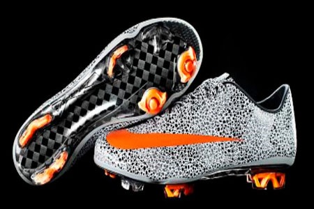 CR7 “chơi trội” với siêu... giày - 3 CR7 “chơi trội” với siêu... giày - 3
