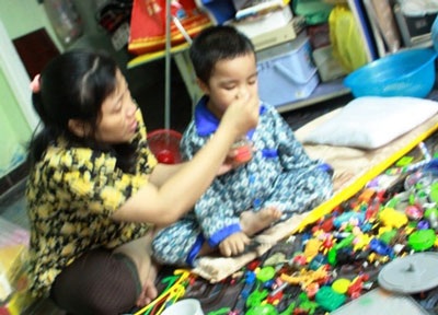 Nỗi lòng mẹ bé trai 4 tuổi bị nhốt trong thang máy - 3