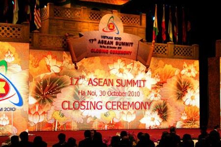 Chùm ảnh: Lễ bế mạc Hội nghị cấp cao ASEAN 17 - 8 Chùm ảnh: Lễ bế mạc Hội nghị cấp cao ASEAN 17 - 8