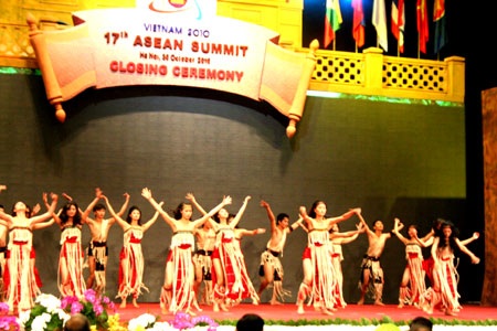 Chùm ảnh: Lễ bế mạc Hội nghị cấp cao ASEAN 17 - 5 Chùm ảnh: Lễ bế mạc Hội nghị cấp cao ASEAN 17 - 5