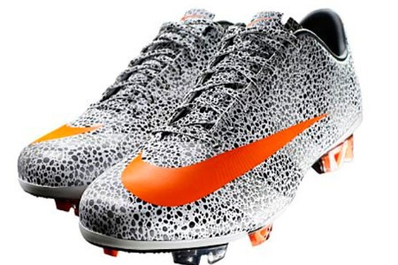 CR7 “chơi trội” với siêu... giày - 2 CR7 “chơi trội” với siêu... giày - 2