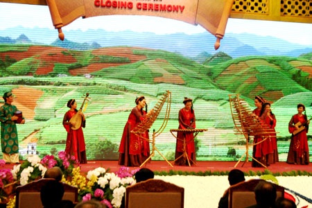 Chùm ảnh: Lễ bế mạc Hội nghị cấp cao ASEAN 17 - 7 Chùm ảnh: Lễ bế mạc Hội nghị cấp cao ASEAN 17 - 7
