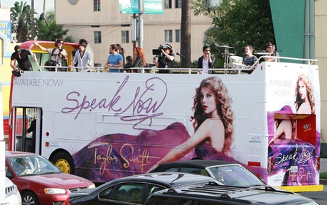 Taylor Swift biểu diễn trên nóc xe bus | Báo Dân trí