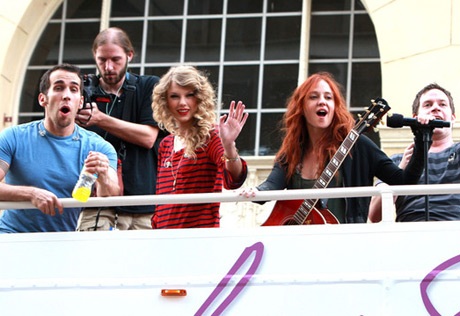 Taylor Swift biểu diễn trên nóc xe bus - 4