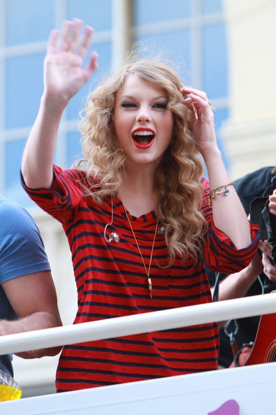 Taylor Swift biểu diễn trên nóc xe bus - 9