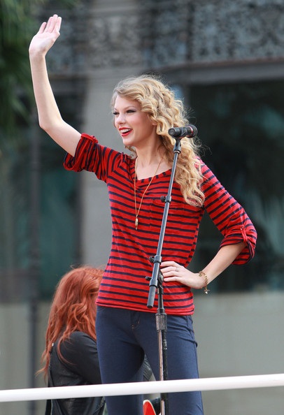 Taylor Swift biểu diễn trên nóc xe bus - 13