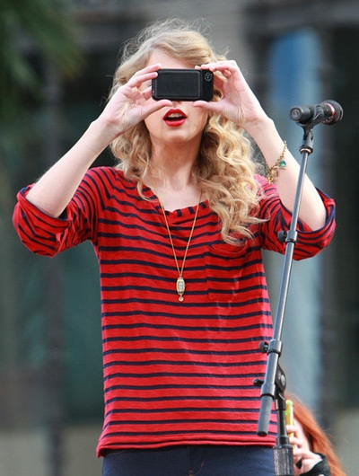 Taylor Swift biểu diễn trên nóc xe bus - 14