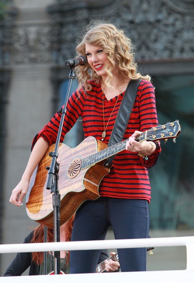 Taylor Swift biểu diễn trên nóc xe bus - 15