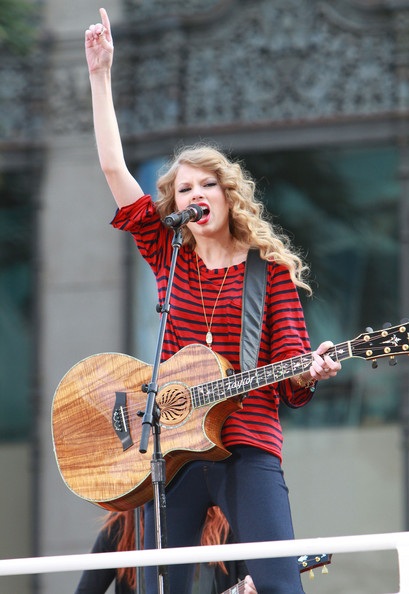 Taylor Swift biểu diễn trên nóc xe bus - 16